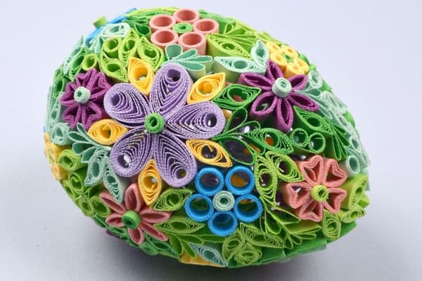 Huevo de Pascua en técnica de quilling