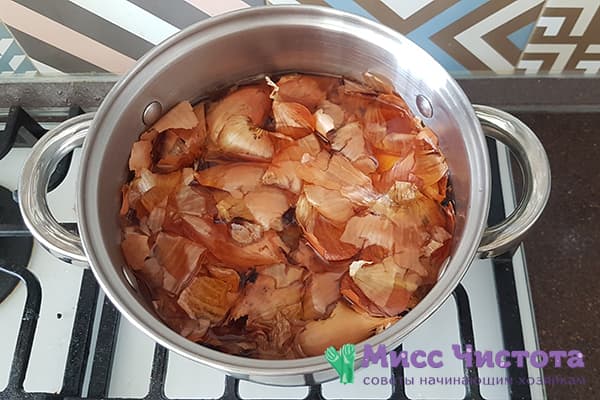 Pelures d'oignons dans une casserole