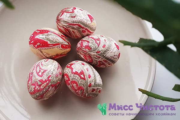 Easter eggs painted with silk scraps