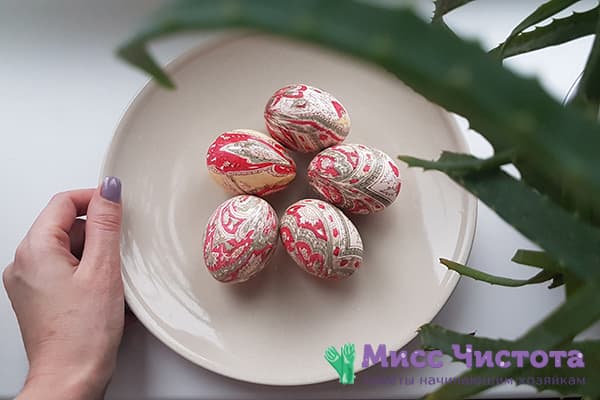 Eggs dyed with printed silk