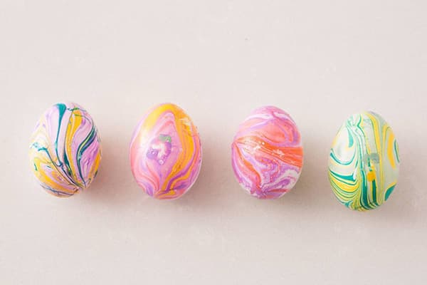 Huevos pintados con esmalte de uñas.