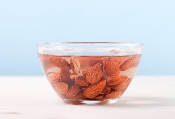 Mga almond sa isang mangkok ng tubig