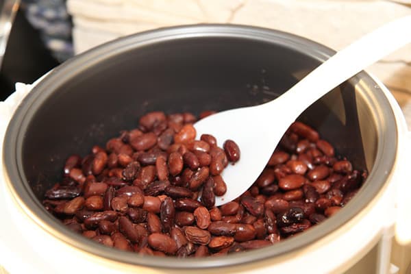 Cocinar frijoles en una olla de cocción lenta.