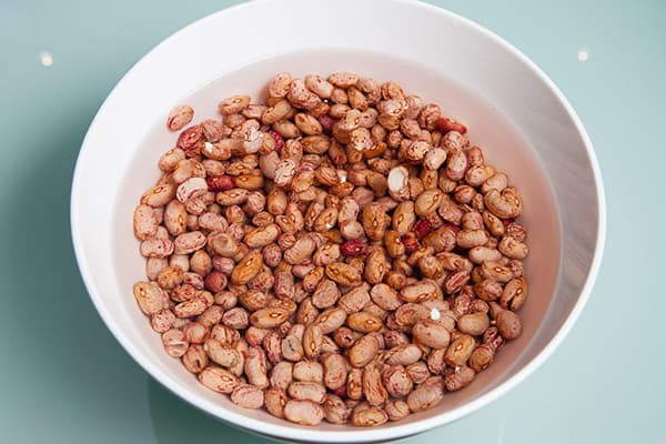 Frijoles en un recipiente con agua