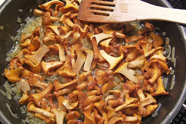 Frying mushrooms with onions