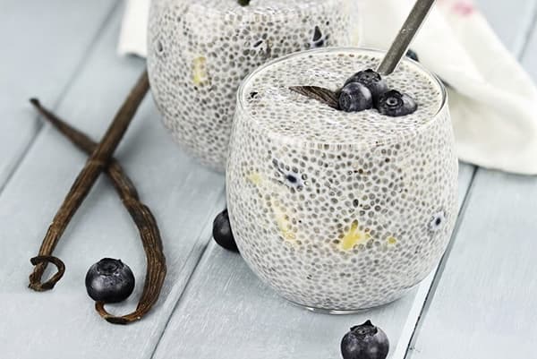 Sementes de chia em leite com mirtilos