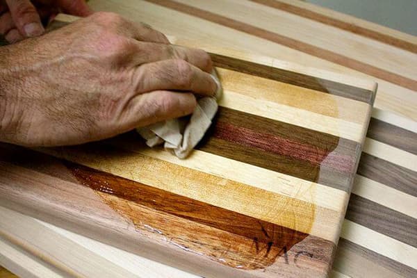 Engrasar una tabla de cortar de madera