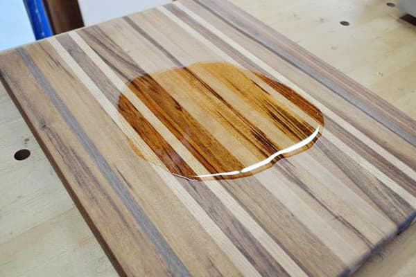 Mantequilla sobre una tabla de cortar de madera