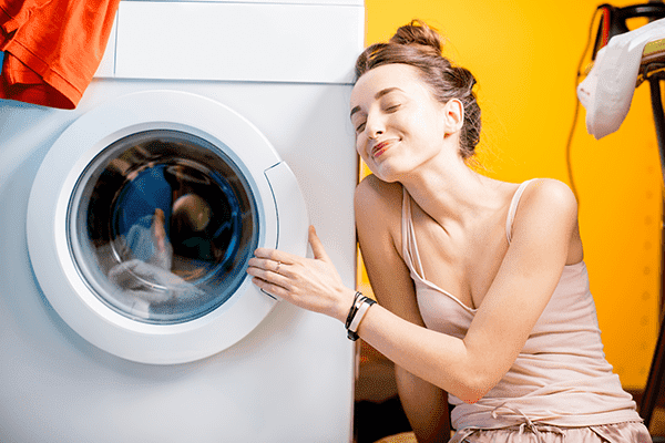 Tüdruk on pesumasinaga rahul