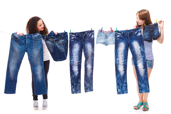 Las chicas lavaron sus jeans.