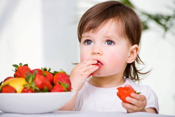 Anak makan strawberi