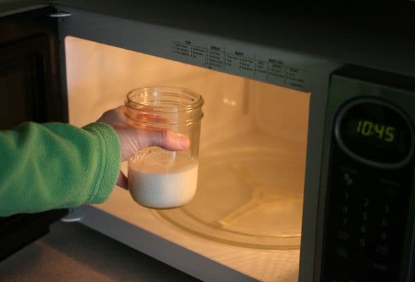 Un vaso de leche en el microondas