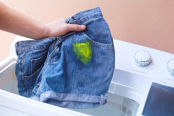 Lavar pantalones cortos con una mancha de pintura.