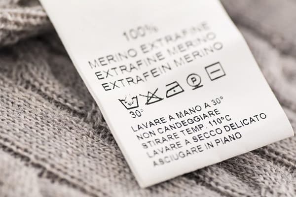 Etiqueta en un suéter tejido