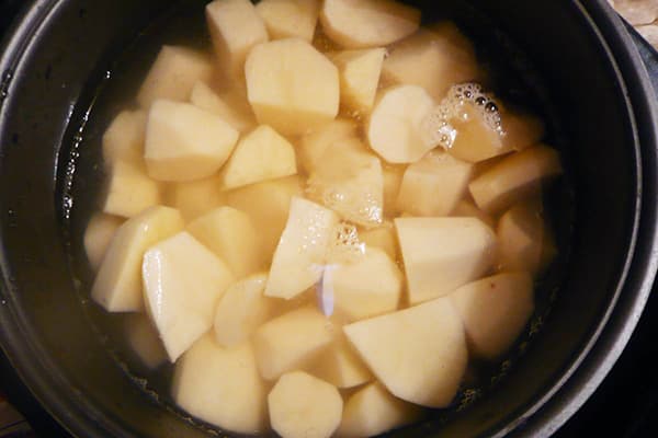 Remojar patatas en un recipiente multicocina