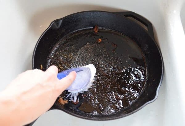 limpiar una sartén de hierro fundido