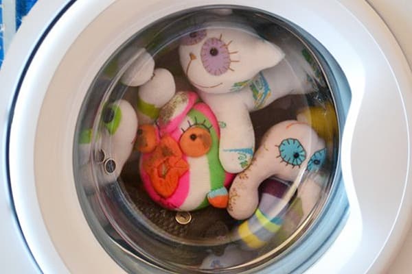 Pehmete elastaanist mänguasjade pesemine