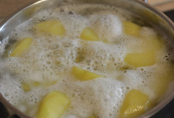 kartulid vees vahuga