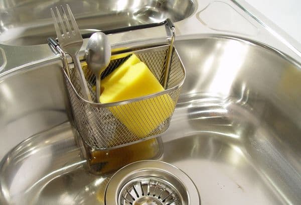 ¿Se puede lavar el cuproníquel en el lavavajillas? ¡Hay mejores maneras!