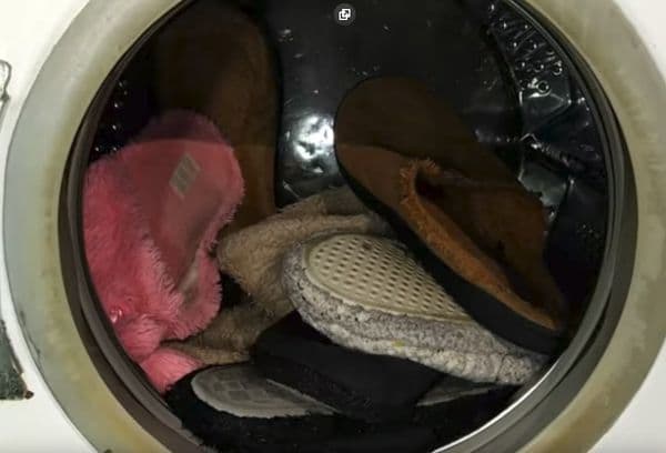 Zapatillas sucias en la lavadora.
