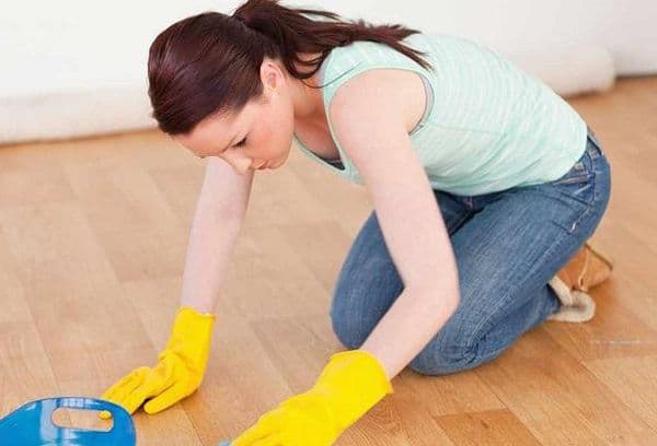 Washing laminate floors