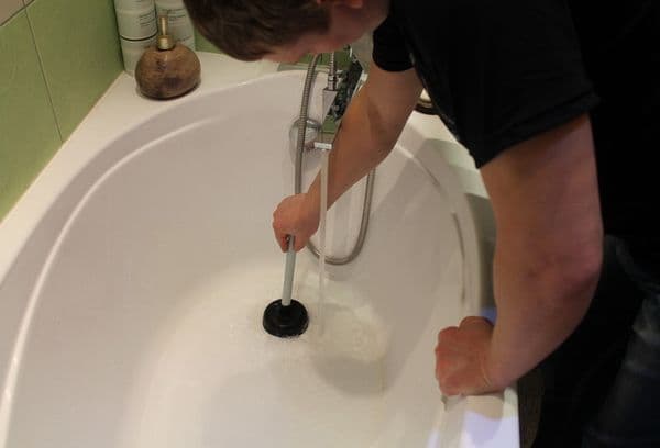 limpiar el desagüe del baño con un desatascador