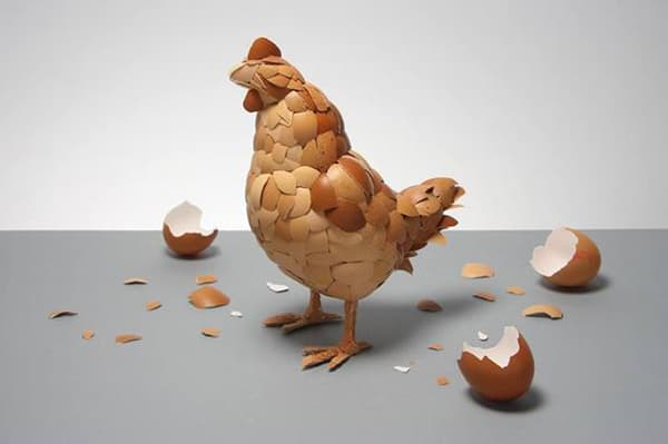 Figura de pollo con cáscara de huevo