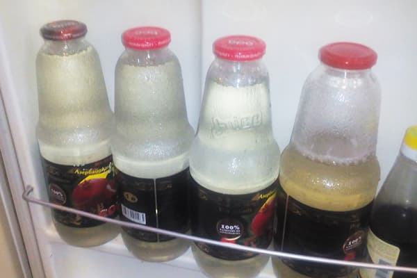 Külmkapi uksel pudelid kasemahlaga