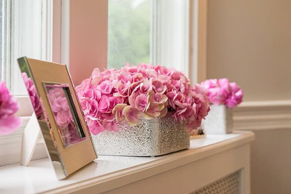 Boîte de fleurs artificielles sur le rebord de la fenêtre