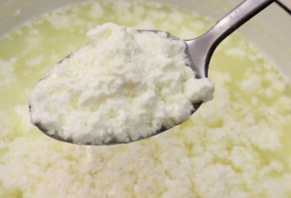 Cottage cheese mula sa homemade kefir