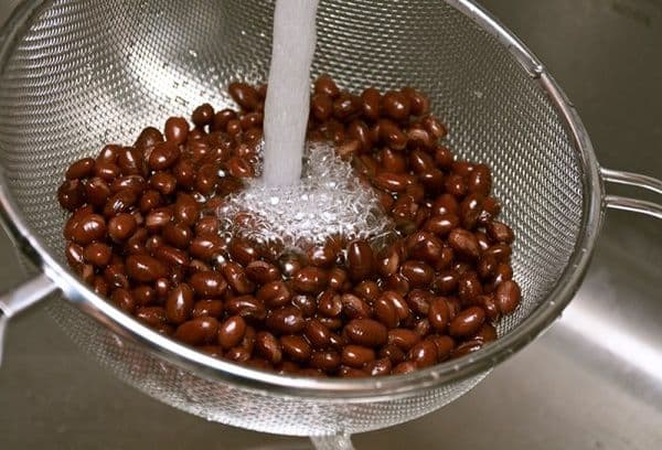 Enjuagar los frijoles rojos