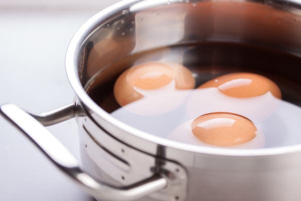 Huevos en una olla con agua