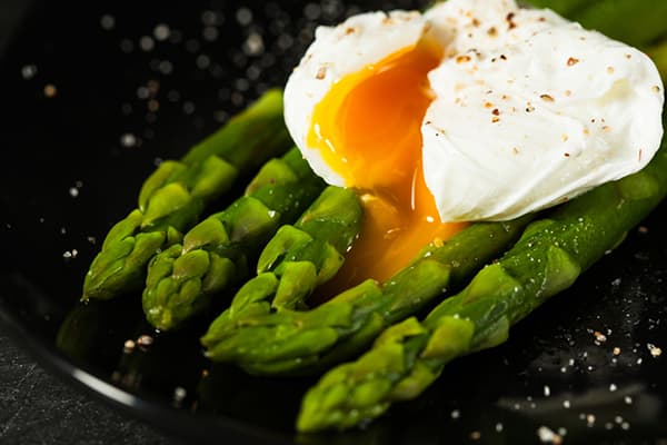 Telur rebus dengan asparagus