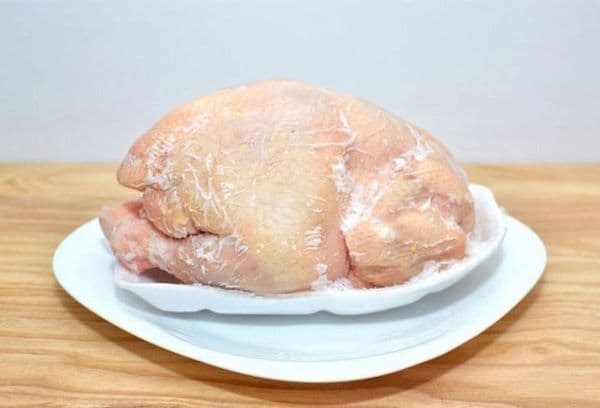 Pollo entero congelado