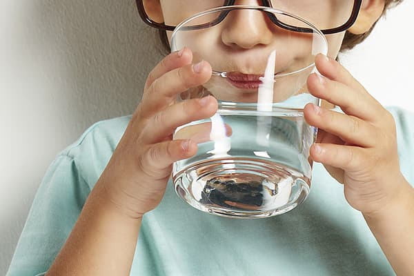 Il bambino beve l'acqua