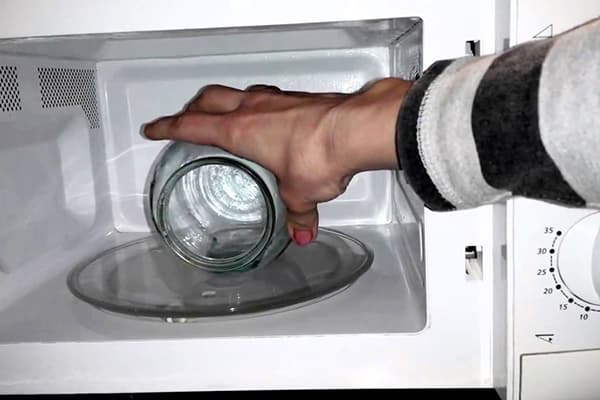 Esterilizar frascos en el microondas.
