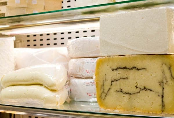 Külmkapis erinevat sorti juustud