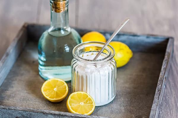 Ácido cítrico, limones y agua.