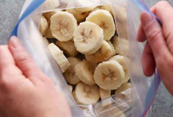 plátanos congelados en una bolsa
