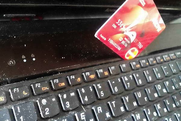 Limpiar el teclado con una tarjeta bancaria.