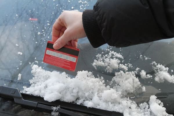 Quitar la nieve de tu coche con una tarjeta de plástico