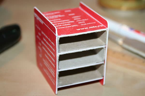 Mini cómoda hecha de tarjetas de plástico y cajas de cerillas.