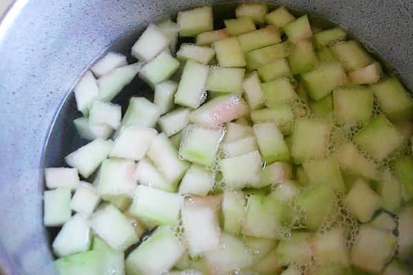 Faire bouillir des écorces de pastèque hachées