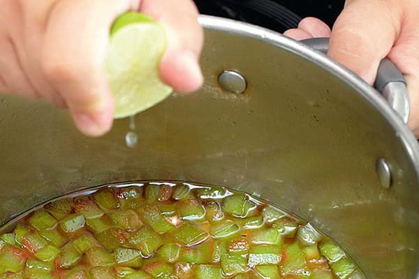 Aggiungere il succo di lime durante la cottura della frutta candita