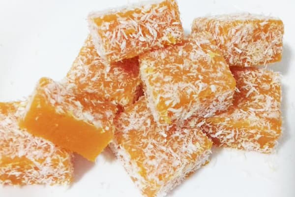 Candied melon sa coconut flakes