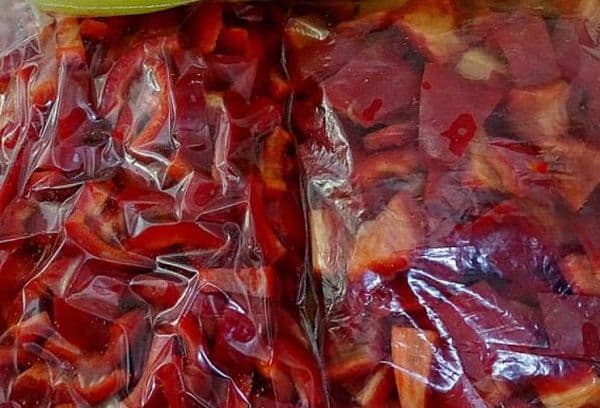 Gehackte rote Paprika einfrieren