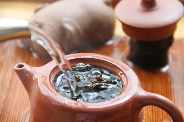 Preparar té con agua hirviendo