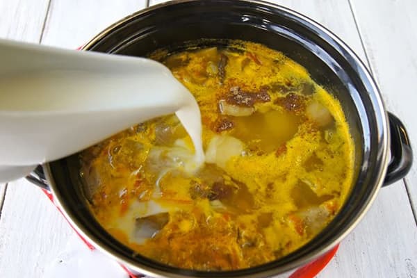 Adding cream to mushroom soup