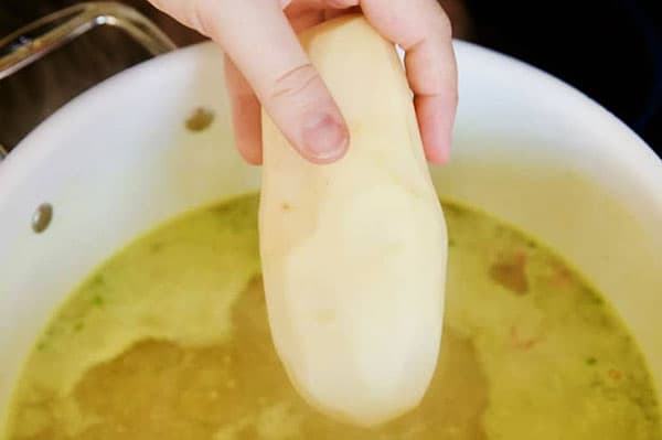 Pagdaragdag ng buong patatas sa sopas