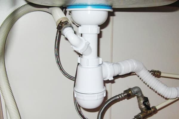 Drenar el agua de la lavadora a través de un sifón